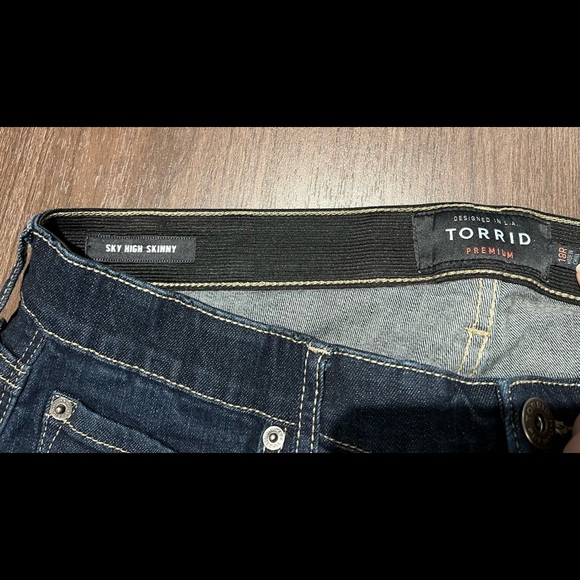 Torrid, Size 2R, Sky High Skinny Jeggings, Dk Blue - Picture 3 of 4